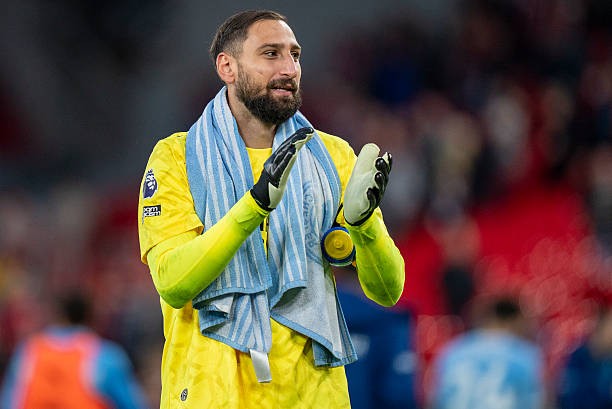 Gianluigi Donnarumma - 8.2/10: Dù Man City làm chủ phần lớn thời lượng kiểm soát bóng, thủ thành người Ý vẫn có một ngày làm việc bận rộn nhưng cực kỳ xuất sắc với 6 pha cứu thua chuẩn xác, đặc biệt là các tình huống hóa giải cơ hội nguy hiểm của Barcola và Koumas để giữ sạch lưới trước 13 cú dứt điểm từ Liverpool. Ảnh: