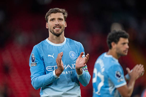 Ruben Dias - 7.5/10: Mang băng thủ quân, trung vệ người Bồ Đào Nha đã chỉ huy hàng thủ dâng cao mẫu mực, duy trì sự tập trung tối đa trong hiệp một kín kẽ và góp công lớn hạn chế Liverpool chỉ có vỏn vẹn 6 cú sút trúng đích. Ảnh:
