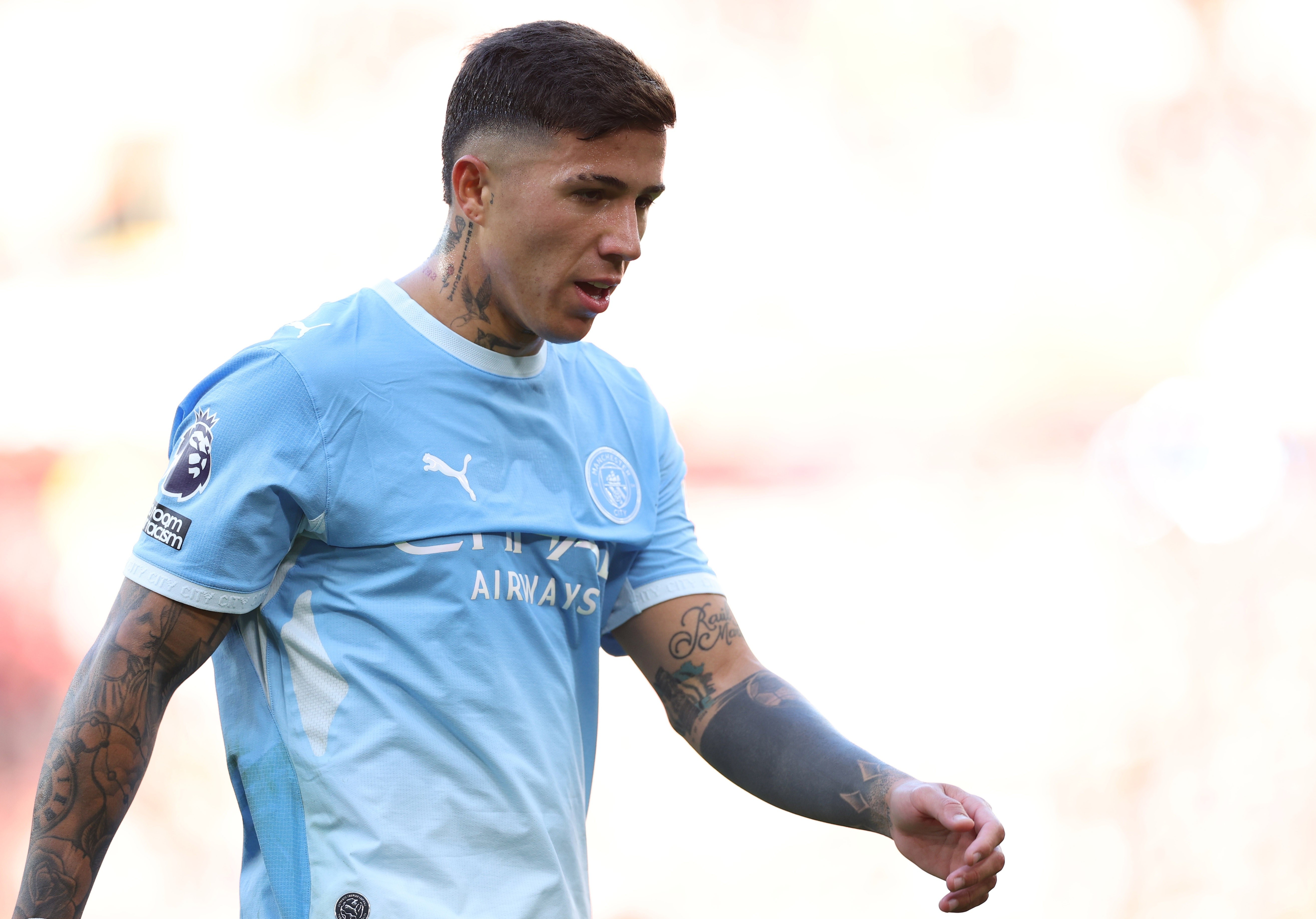 Enzo Fernandez - 6.9/10: Đóng vai trò trạm trung chuyển điều tiết nhịp độ, tiền vệ người Argentina giúp Man City làm chủ tuyến giữa với 65% thời lượng kiểm soát bóng cùng những pha mở biên nhịp nhàng làm tiêu hao thể lực của đối phương trước khi được rút ra nghỉ. Ảnh: