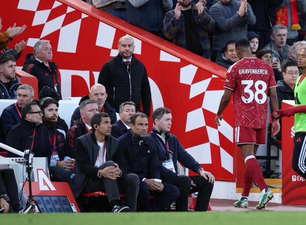  Ryan Gravenberch bị đuổi khỏi sân khiến Liverpool thảm bại. Ảnh: EPA.