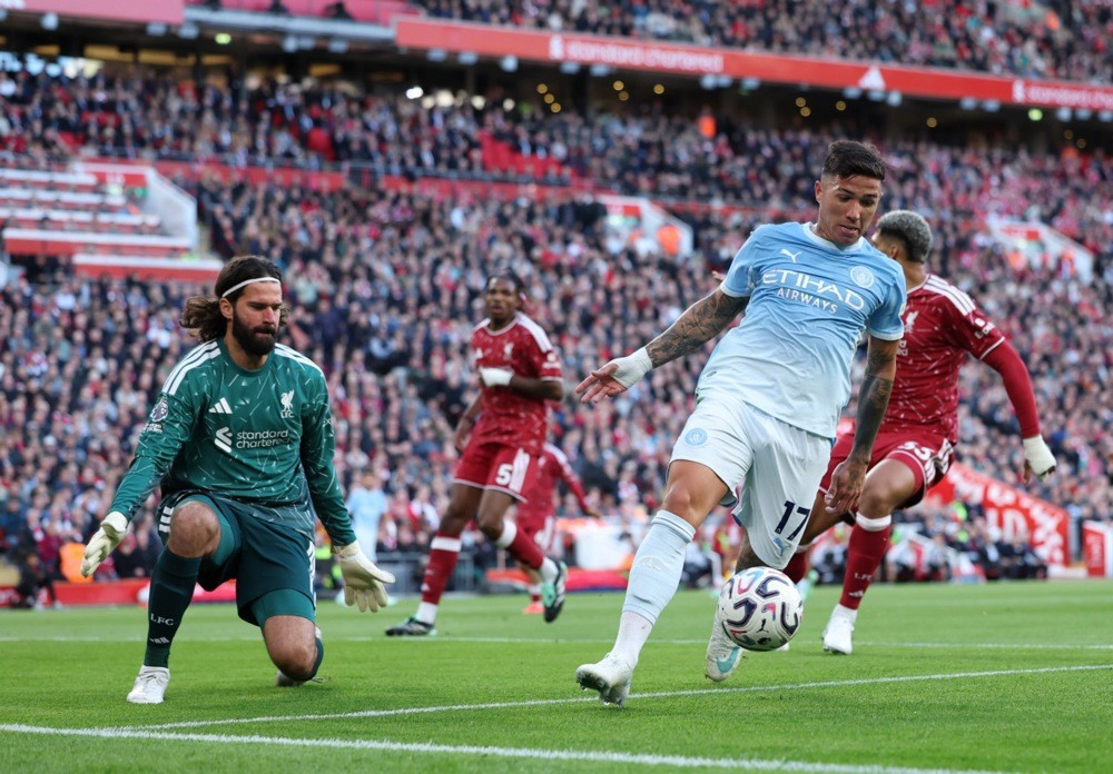 Alisson – 6: Bắt gọn cú sút xa của Enzo Fernandez và chơi tập trung. Hiệp một không phải làm việc nhiều nhờ tuyến trên phòng ngự tốt, nhưng hoàn toàn bất lực trước các bàn thua sau chiếc thẻ đỏ. Ảnh: EPA.