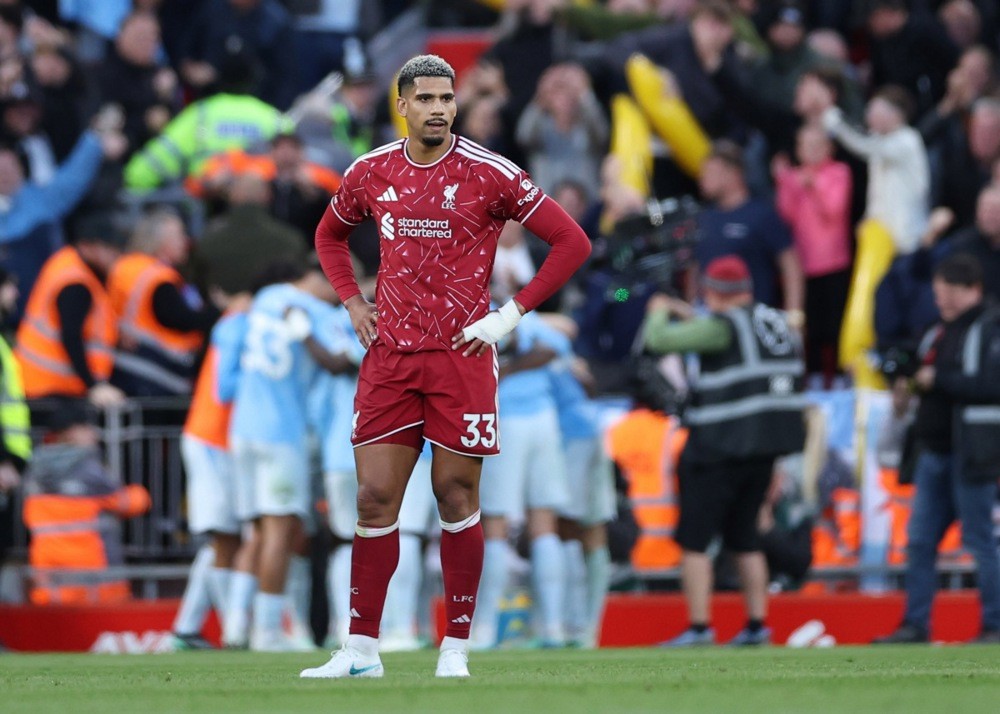Ronald Araujo – 6: Đấu tay đôi quyết liệt và làm chậm các đợt lên bóng của Semenyo. Đáng chú ý, Man City có bàn thắng đánh thẳng vào cánh của anh ngay sau khi anh rời sân. Ảnh: EPA.