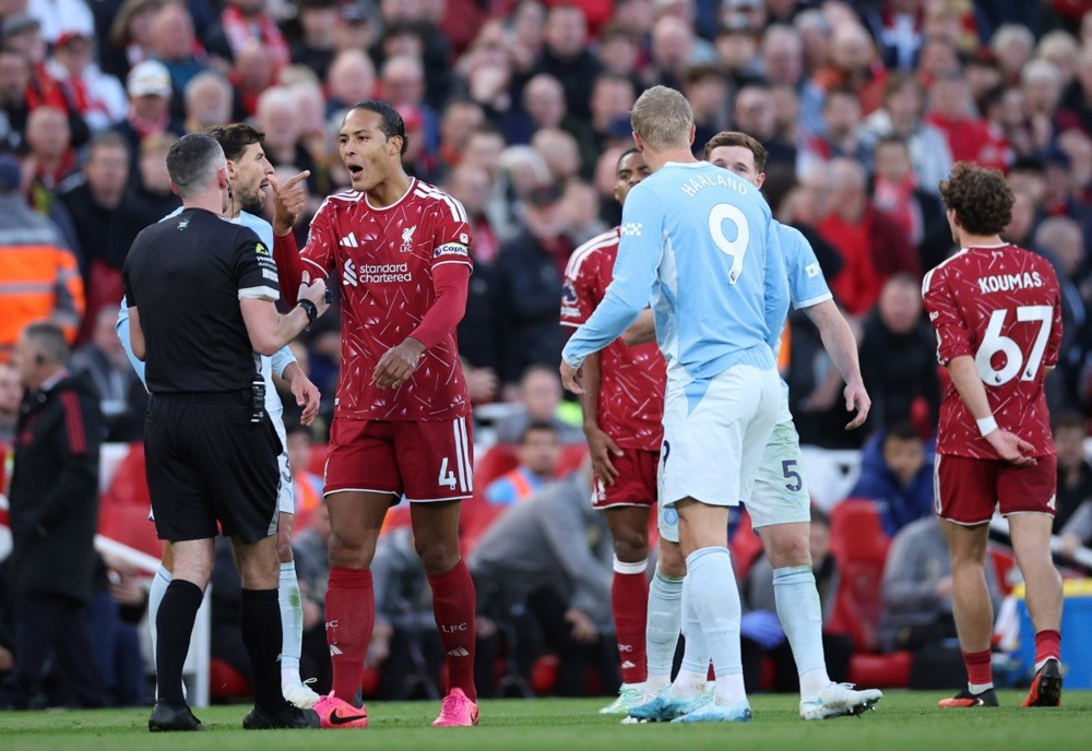 Virgil van Dijk – 6: Nhiều lần dâng cao pressing ấn tượng để bù quân số ở tuyến giữa. Góp mặt ở tình huống Haaland ghi bàn, nhưng pha bóng đó đổi hướng khiến toàn bộ hàng thủ bị bất ngờ. Ảnh: EPA.