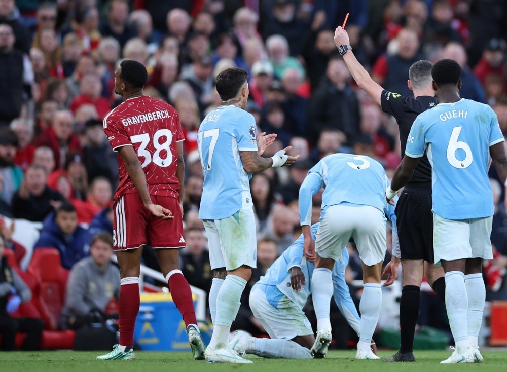  Ryan Gravenberch rời sân khiến Liverpool thảm bại trước Man City. Ảnh: EPA.