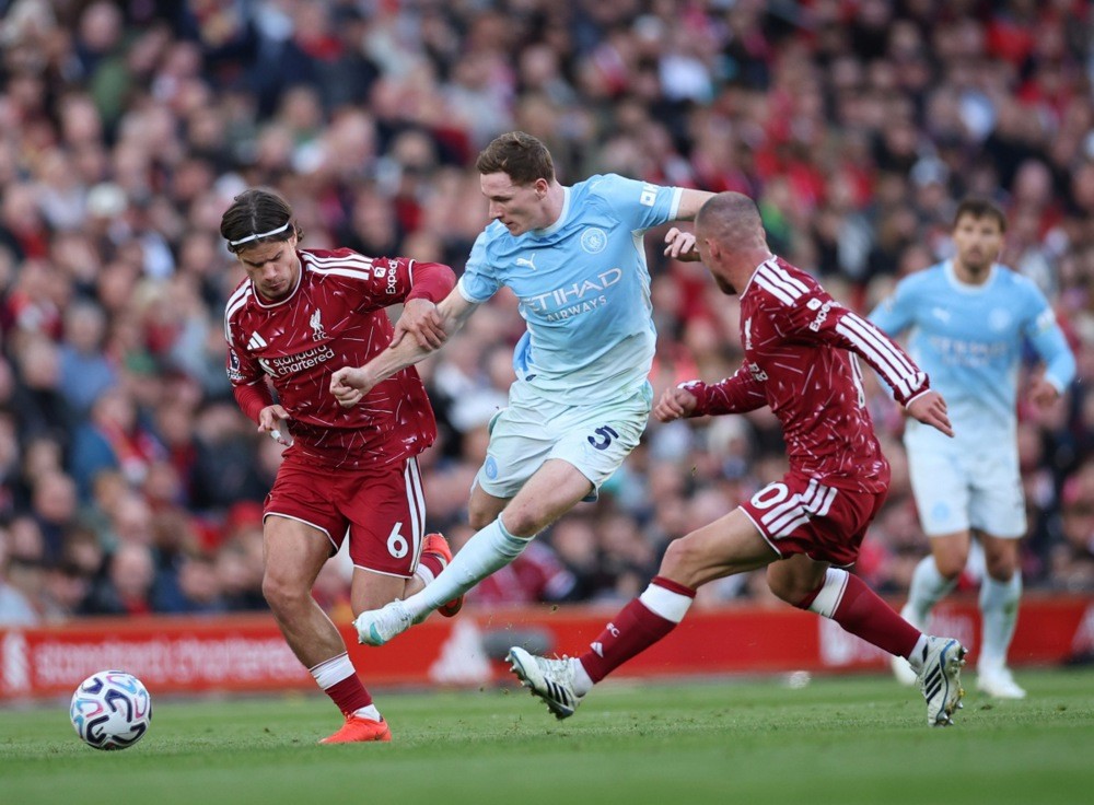 Elliot Anderson tung hoành tại sân Anfield. Ảnh: EPA.