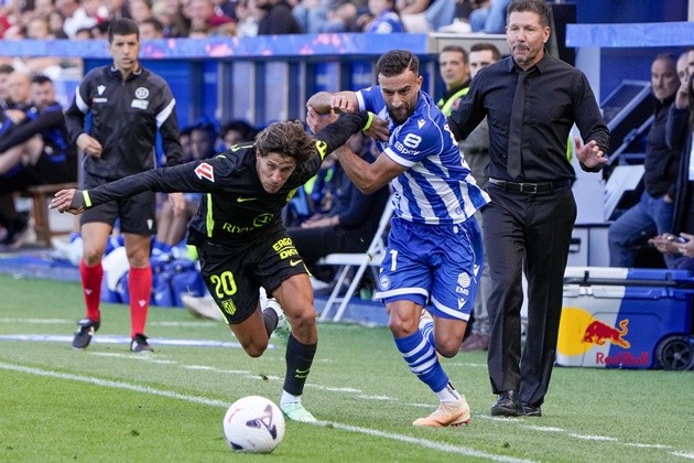 Giuliano Simeone đi bóng trước sự truy cản của cầu thủ Alaves. Ảnh: EPA