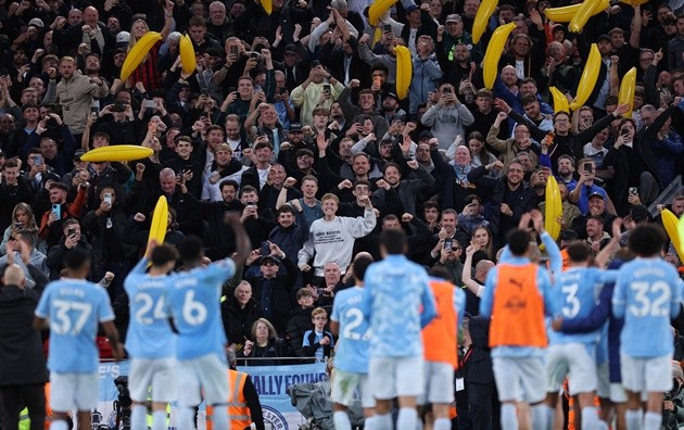 CĐV Man City mang chuối hơi vào sân Anfield. (Ảnh: EPA Images)