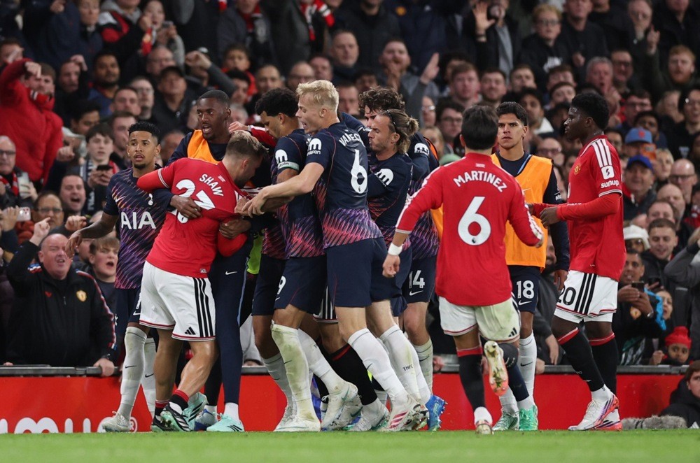 Man Utd thi đấu bế tắc trước Tottenham. Ảnh: EPA IMAGES. 