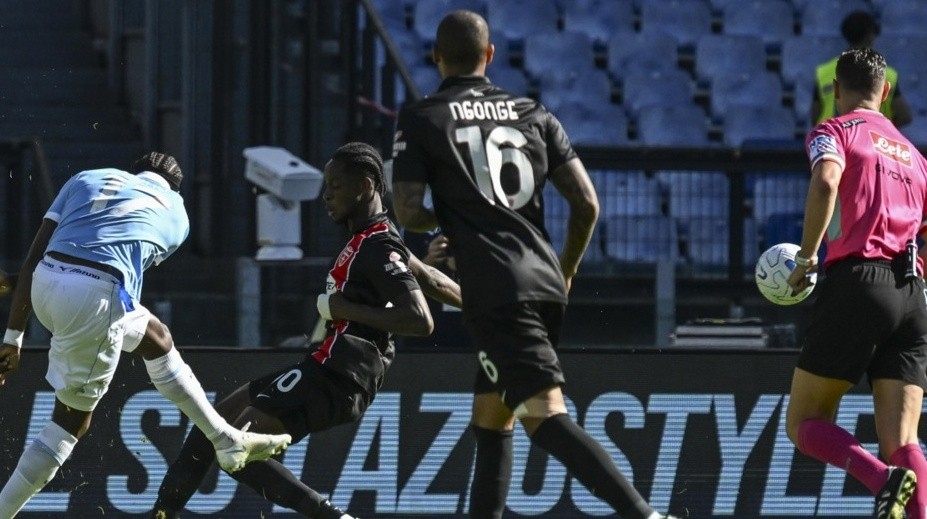 Nuno Tavares ghi siêu phẩm cho Lazio. Ảnh: EPA.