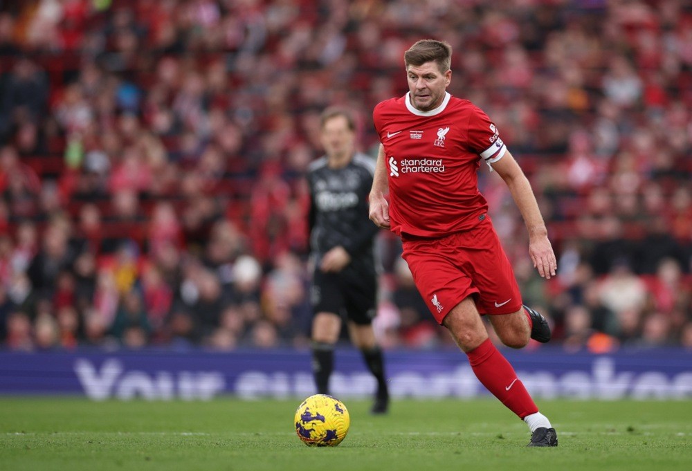 Gerrard trong một trận đấu từ thiện. Ảnh: EPA.