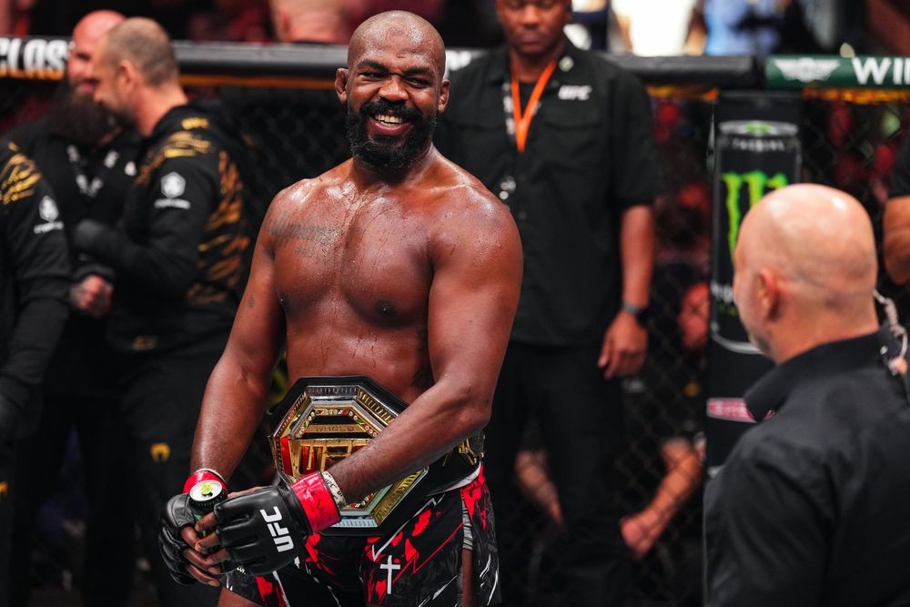 Jon Jones ăn mừng chiến thắng trước Stipe Miocic tại UFC 309