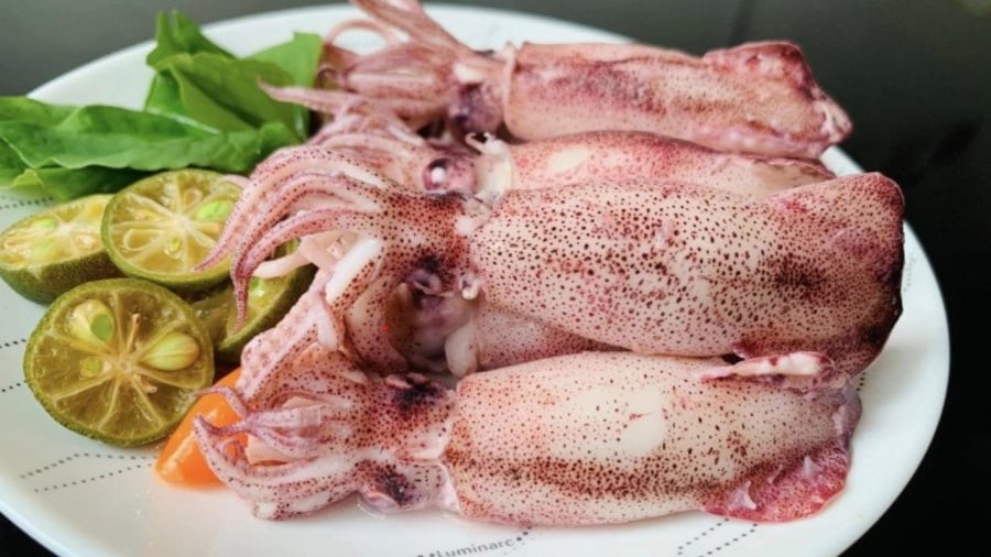 Luộc mực không cần thêm nước là mẹo chế biến được nhiều người áp dụng để giữ vị ngọt tự nhiên của hải sản