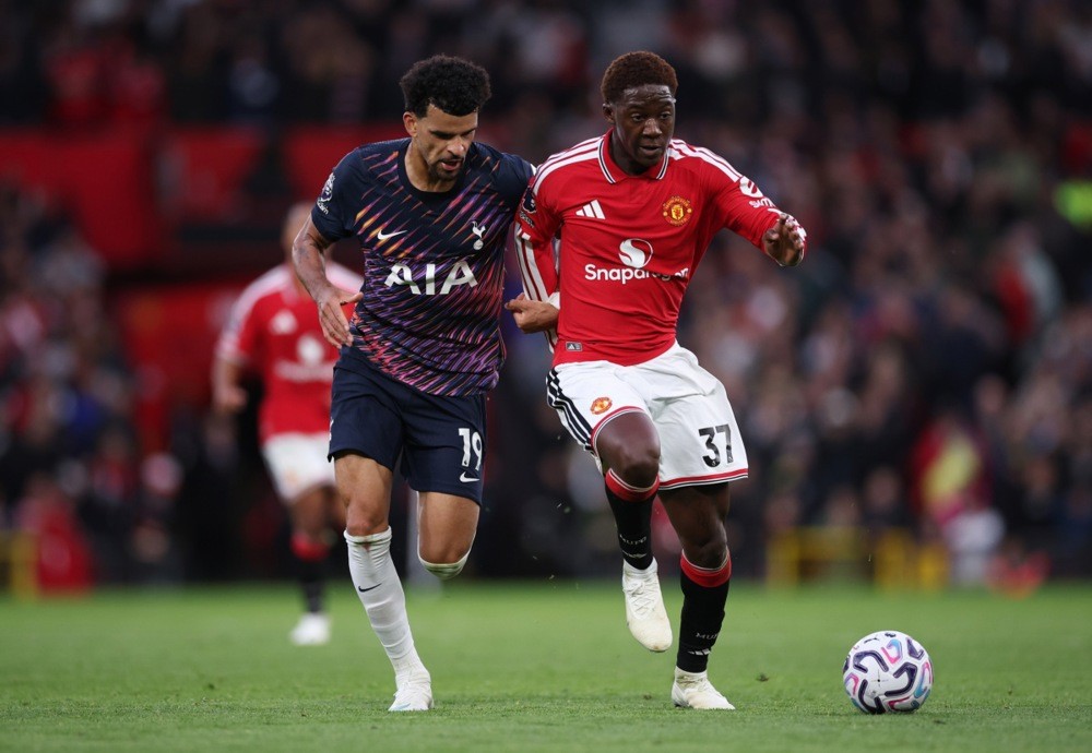 Mainoo đã gặp chấn thương trong trận đấu với Tottenham. Ảnh: EPA.