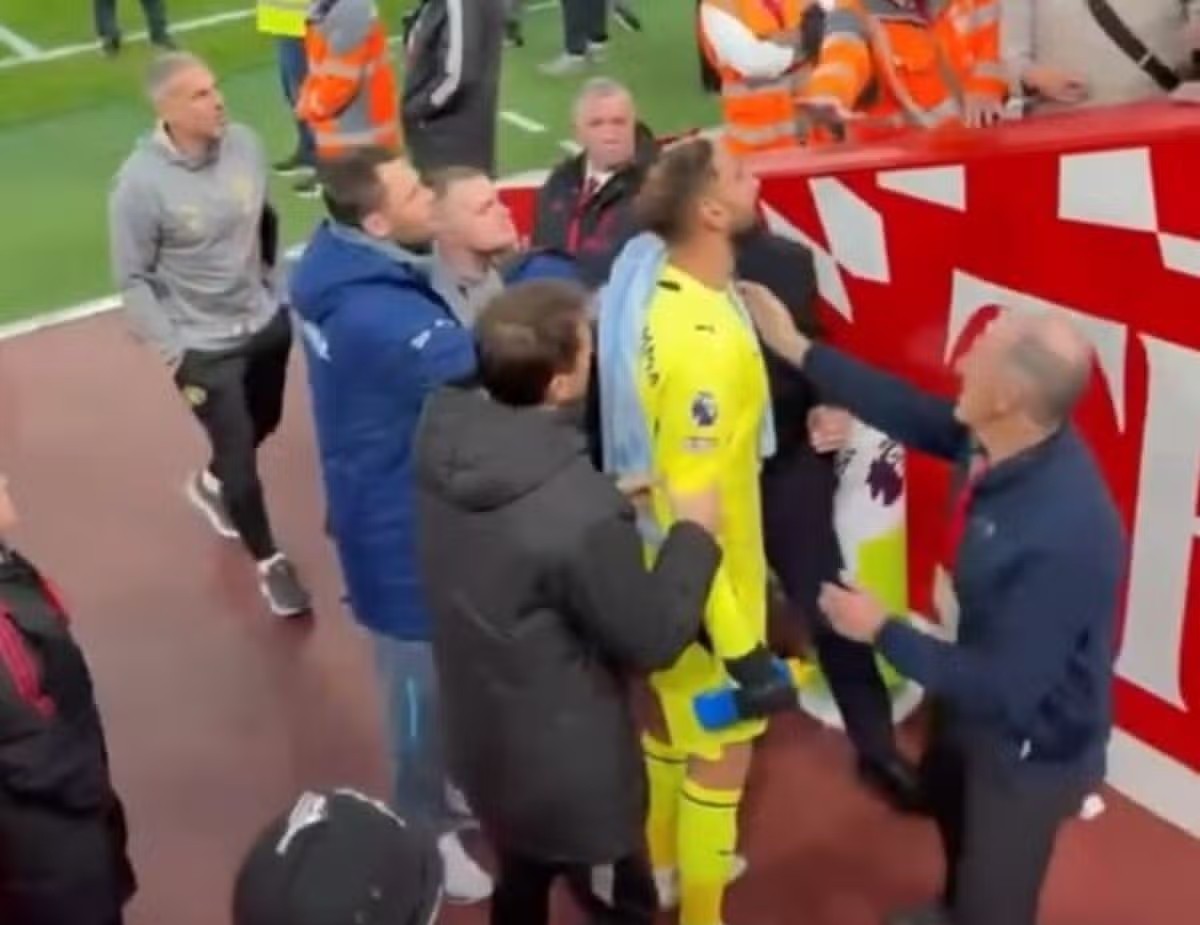 Gianluigi Donnarumma được các thành viên ban huấn luyện căn ngăn khi chạm trán với người hâm mộ Liverpool. Ảnh: Shxncairnie/Instagram.