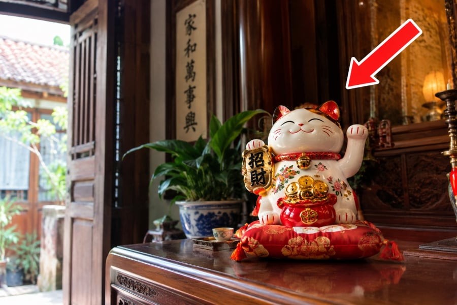Vậy nên đặt mèo Thần Tài ở đâu để vừa đẹp mắt, vừa phù hợp với ý nghĩa chiêu tài? Dưới đây là 4 vị trí được nhiều người lựa chọn.

