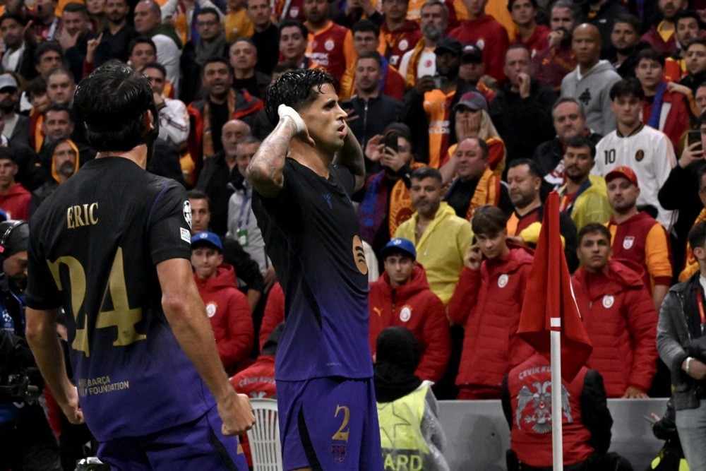 Cancelo ghi bàn cho Barcelona. Ảnh: EPA.