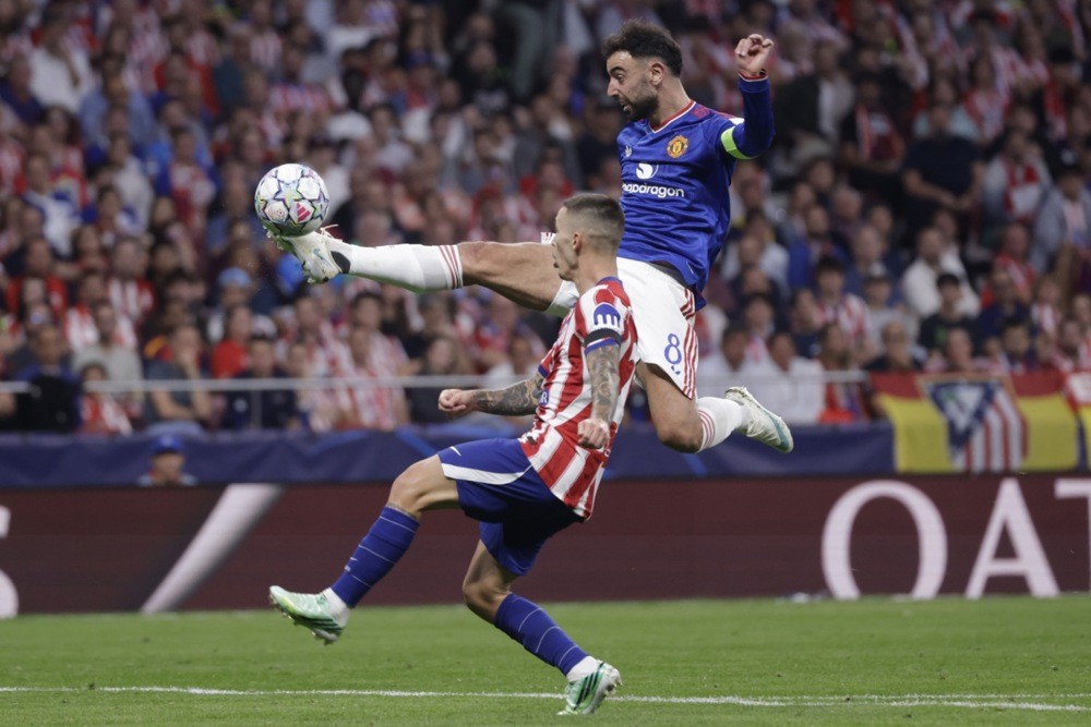 Bruno Fernandes – 6,2. Bruno gặp khó khăn trong việc tung ra đường chuyền quyết định trước hàng tiền vệ được tổ chức chặt chẽ của Atletico. Ảnh: EPA.