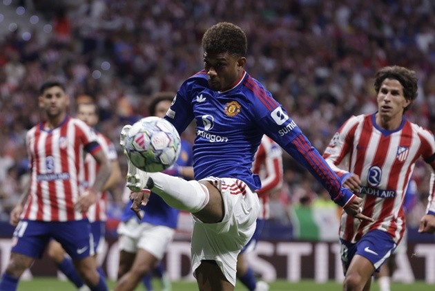 Hàng công MU tắt điện trước Atletico. Ảnh: EPA.