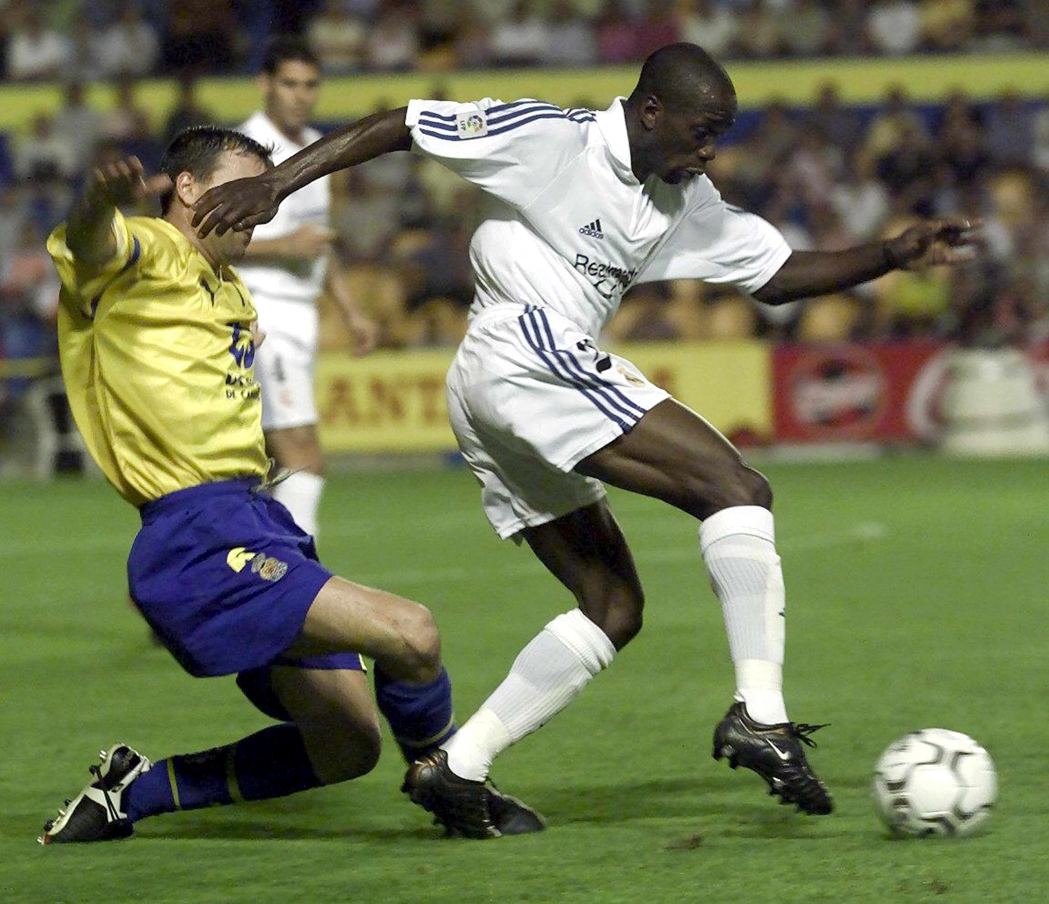 Makelele thu hồi bóng, bọc lót và kết nối các tuyến. (Ảnh: EPA Images)