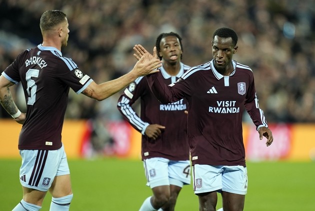 Nicolas Jakson tỏa sáng giúp Aston Villa nhấn chìm Fenerbahce. Ảnh: EPA