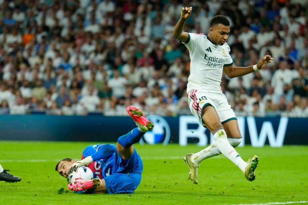 Emil Audero đối đầu với Mbappe khi còn khoác áo Rayo Vallecano. Ảnh: EPA.