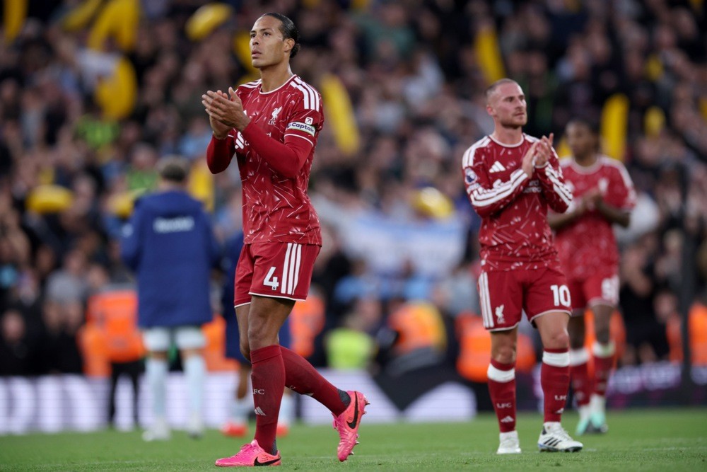 Hàng phòng ngự Liverpool vẫn chưa thể khiến NHM an tâm. Ảnh: EPA>