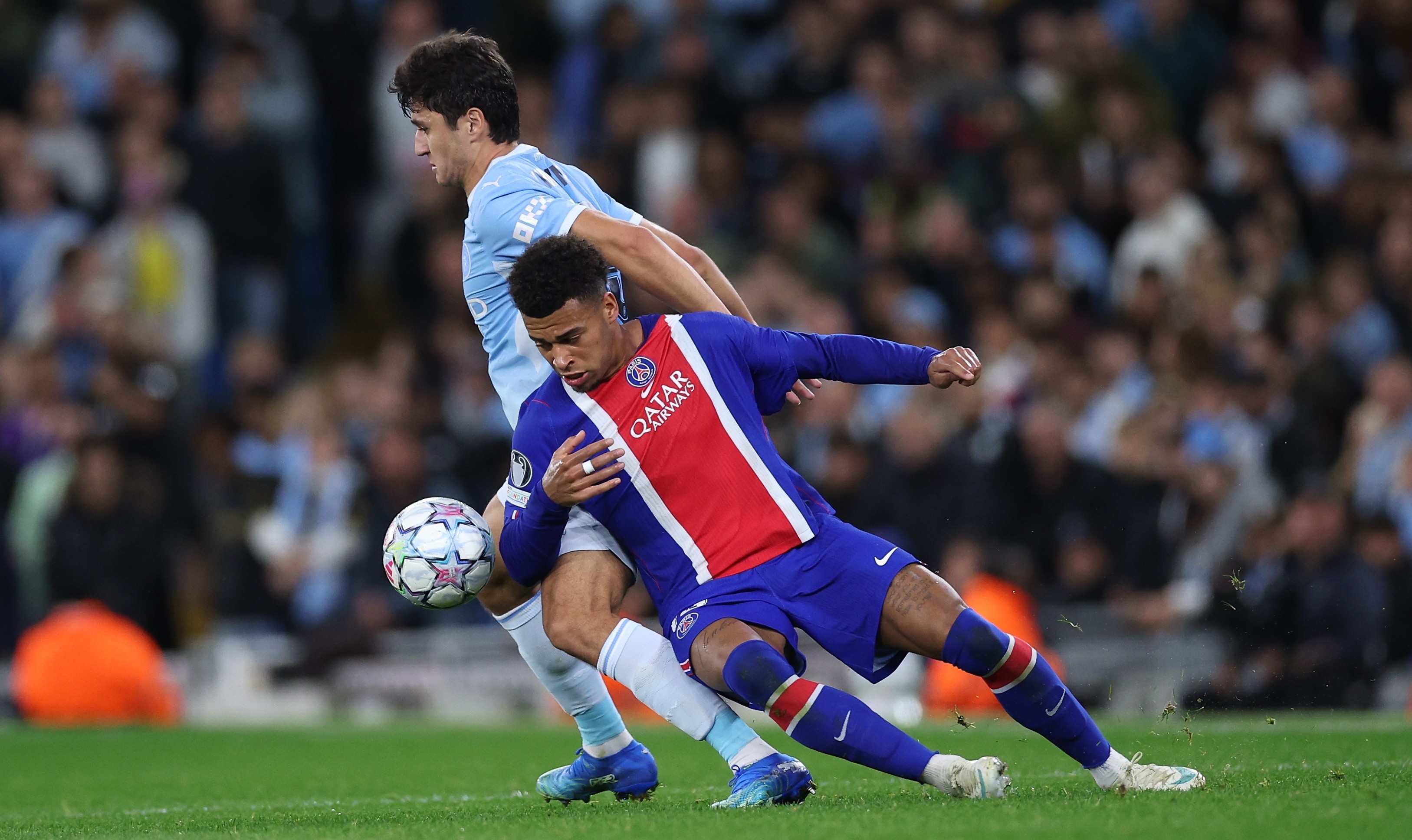 Desire Doue làm khổ hàng phòng ngự Manchester City. Ảnh: EPA/ADAM VAUGHAN