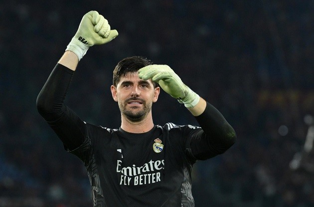 Thibaut Courtois (7): Trải qua ngày thi đấu khó khăn khi hàng thủ dâng cao. Dù có 4 lần cứu thua, anh vẫn phải vào lưới nhặt bóng 3 lần. Ảnh: EPA.