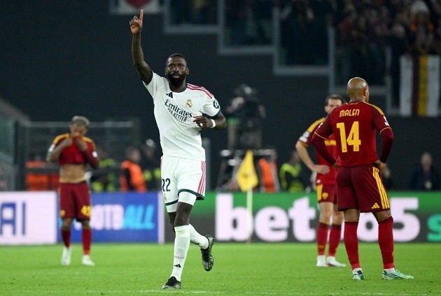 Antonio Rudiger (7.2): Người hùng của trận đấu. Giữ sự bình tĩnh trong bối cảnh hàng thủ thi đấu hỗn loạn và dâng cao ghi bàn thắng quyết định ở phút 90. Ảnh: EPA.