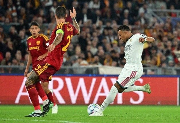 Kylian Mbappe (7.7): Thi đấu bùng nổ trong hiệp một với cú dứt điểm gỡ hòa ở phút 25. Sự xuất hiện của anh tiếp tục thu hút hậu vệ, tạo khoảng trống cho đồng đội late-game. Ảnh: EPA.