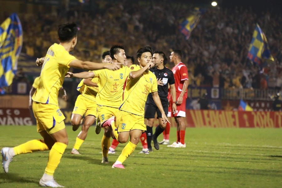 Lê Văn Quý ghi bàn giúp SLNA giữ lại 1 điểm trên sân Vinh. Ảnh: Sông Lam Nghệ An FC.