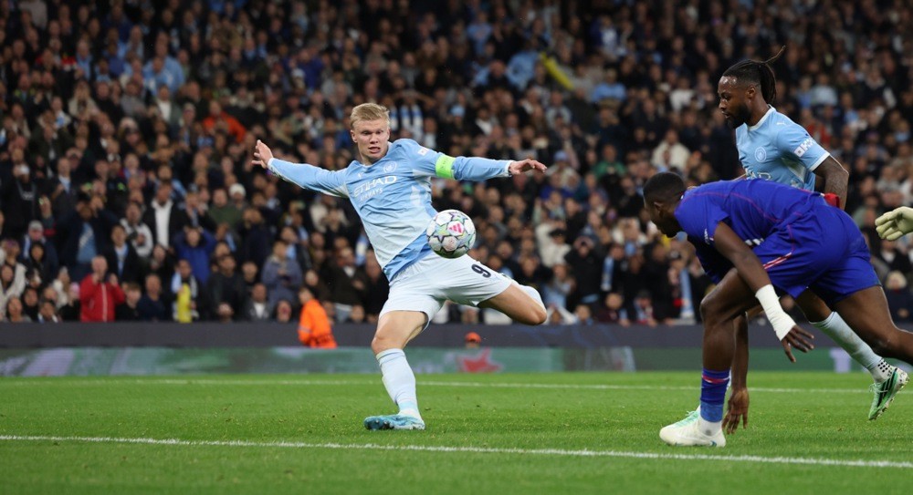 Sự xuất sắc của Haaland là không đủ để giúp Man City lật ngược thế cờ. Ảnh: EPA.