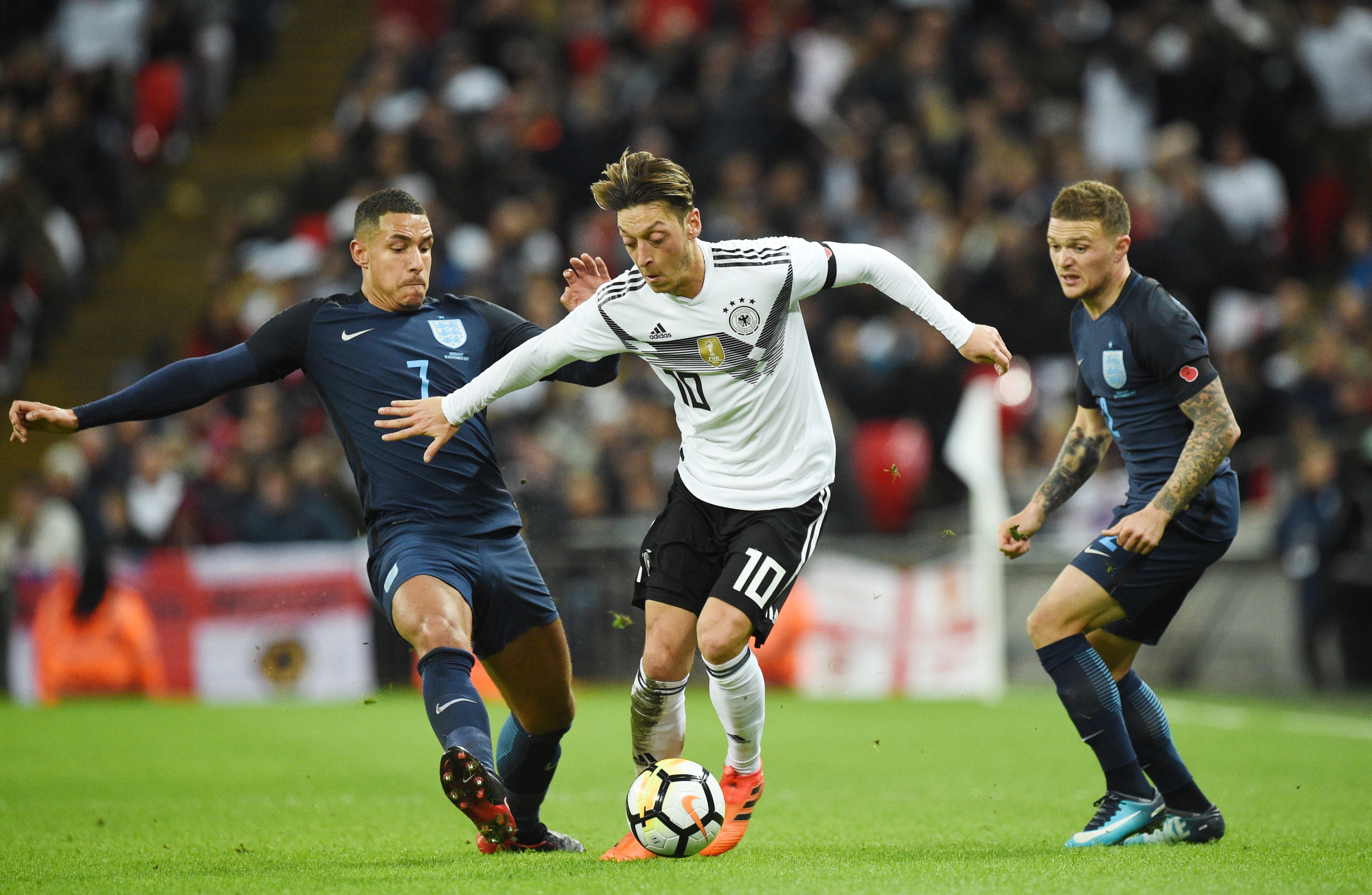 Tư duy không gian làm nên giá trị đặc biệt của Ozil. (Ảnh: EPA Images)