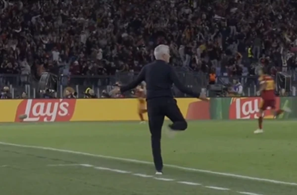 Mourinho phẫn nộ mô tả lại pha đánh gót rườm rà của Vinicius ngoài đường biên. Ảnh: Chụp màn hình INT