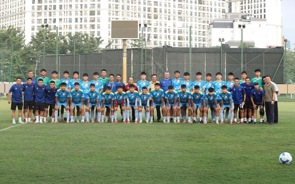 Chủ tịch VFF Trần Quốc Tuấn và các thành viên U17 Việt Nam chụp hình lưu niệm. Ảnh: VFF.