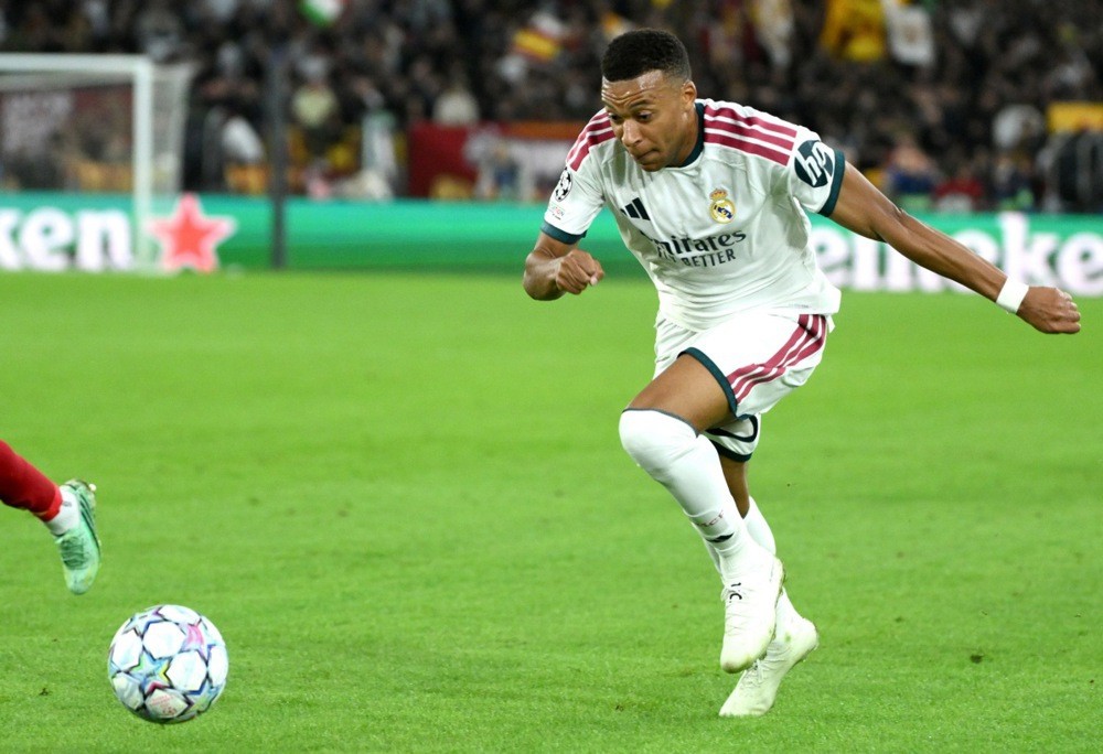 Mbappe vẫn chưa thể thích nghi với vị trí tiền đạo trung tâm. Ảnh: EPA IMAGES. 