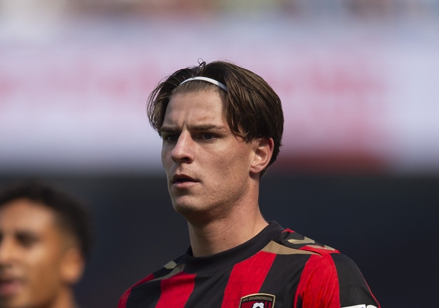 Alex Scott có thể chia tay Bournemouth vào tháng Giêng. Ảnh: EPA/Peter Powell.