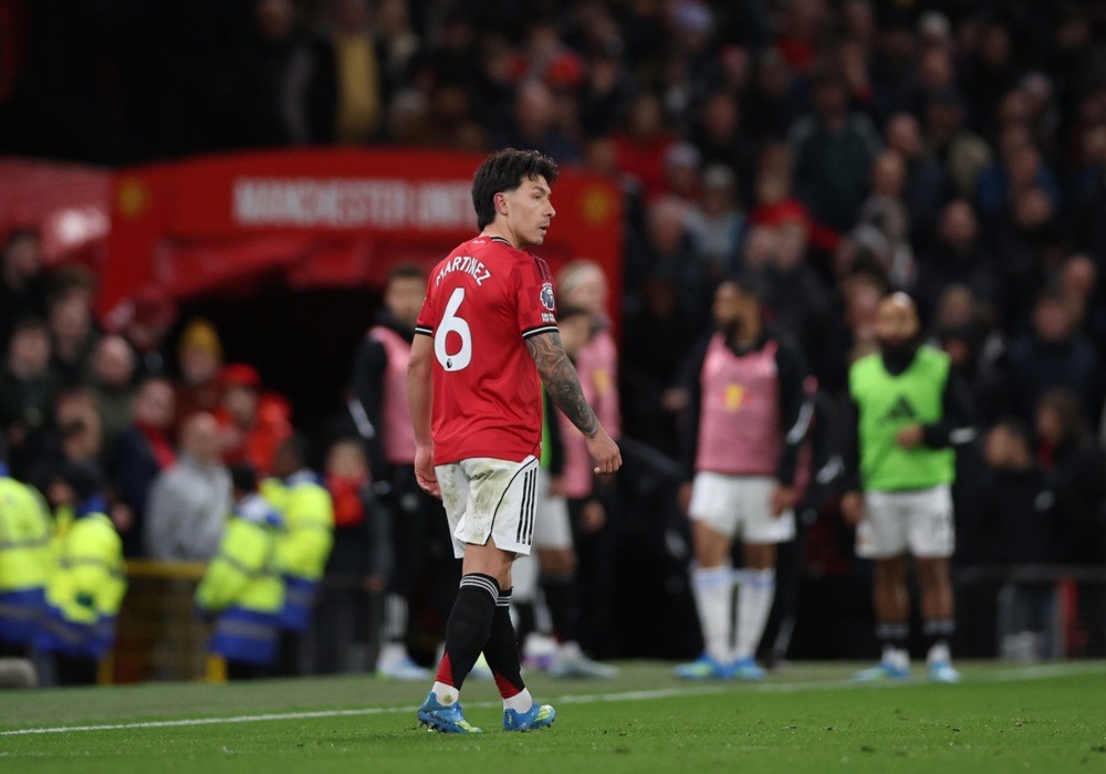 Lisandro Martinez không còn thiết tha ở lại Old Trafford? Ảnh: EPA Images.