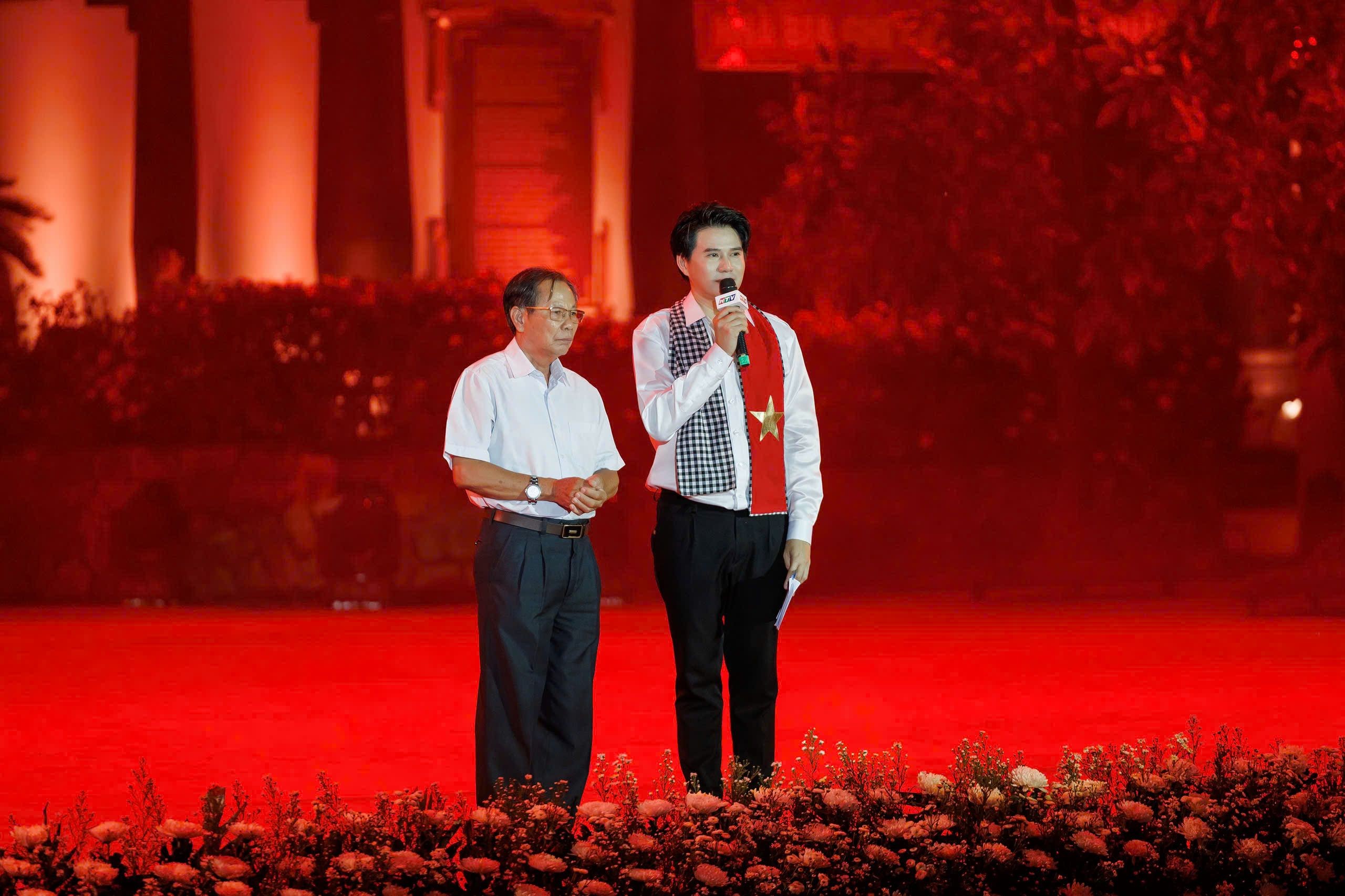 MC Vu Manh Cuong- Khúc Tri Ân- Giao lưu BS Trần Văn Bản 3.JPG