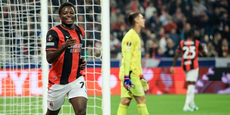 Alphadjo Cisse ghi bàn cho Milan. Ảnh: EPA.