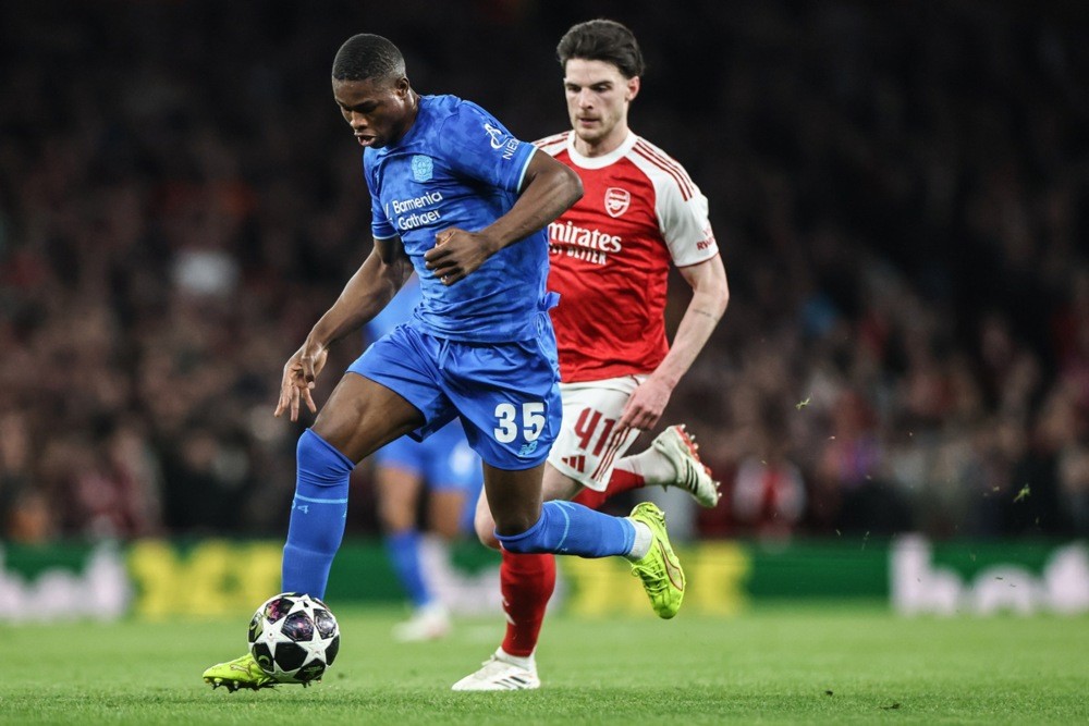 Christian Kofane trong lần đụng độ Arsenal. Ảnh: EPA.