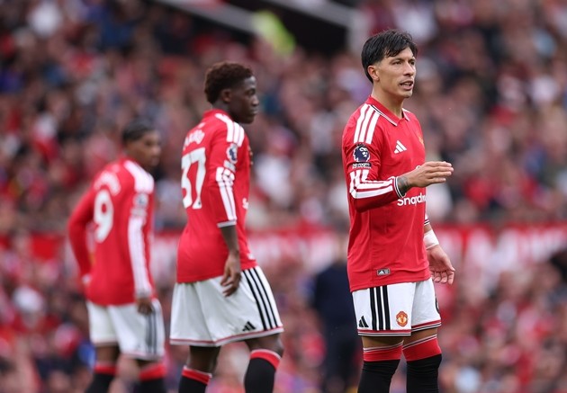 Lisandro Martinez phơi bày những vấn đề của Manchester United. Ảnh: EPA/ADAM VAUGHAN