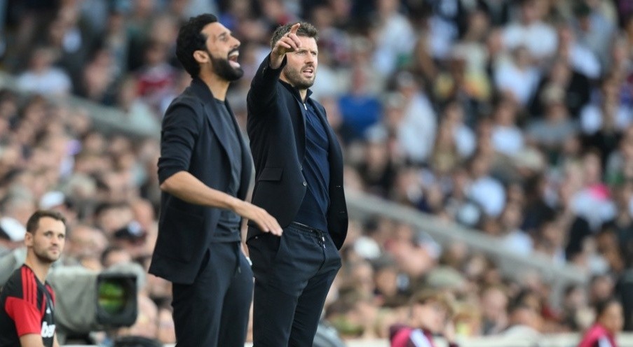 Carrick và Arbeloa đối mặt áp lực lớn. Ảnh: EPA.