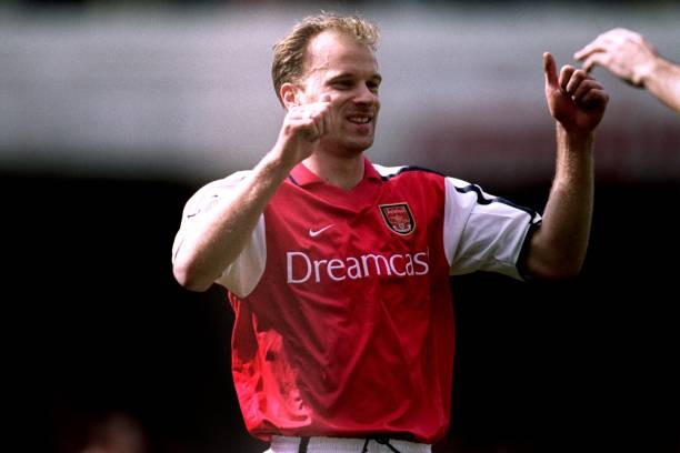 Dennis Bergkamp biến một pha phối hợp thành kiệt tác vượt thời gian. Ảnh: Mike Egerton/EMPICS/ Getty Images)