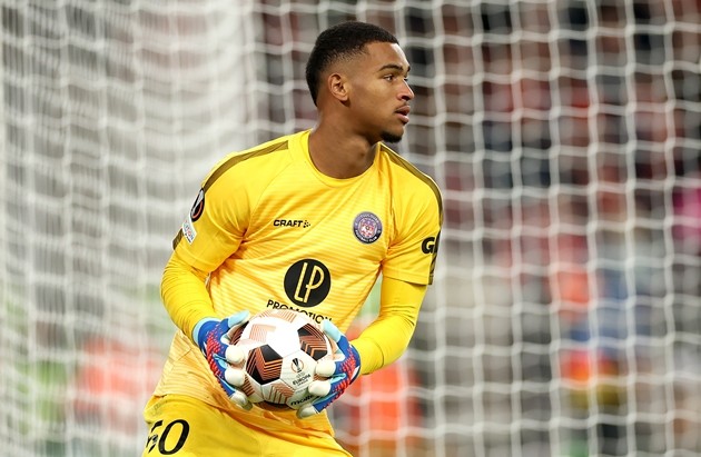 được quy hoạch là thủ thành thay thế Thibaut Courtois trong tương lai. Ảnh: EPA