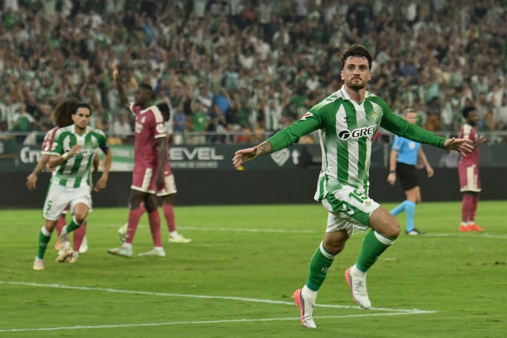  Troy Parrott ăn mừng bàn thắng vào lưới Real Madrid. Ảnh: EPA.