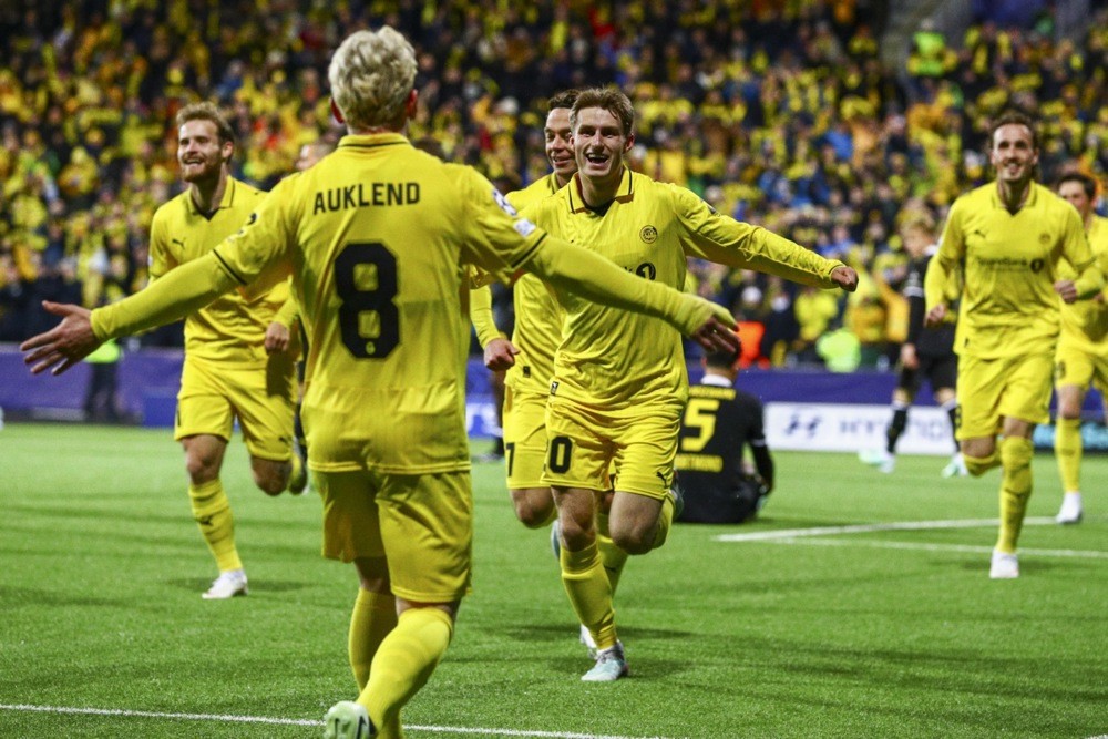 Dortmund hướng đến việc nối dài chuỗi trận bất bại mùa giải năm nay. Ảnh: EPA.