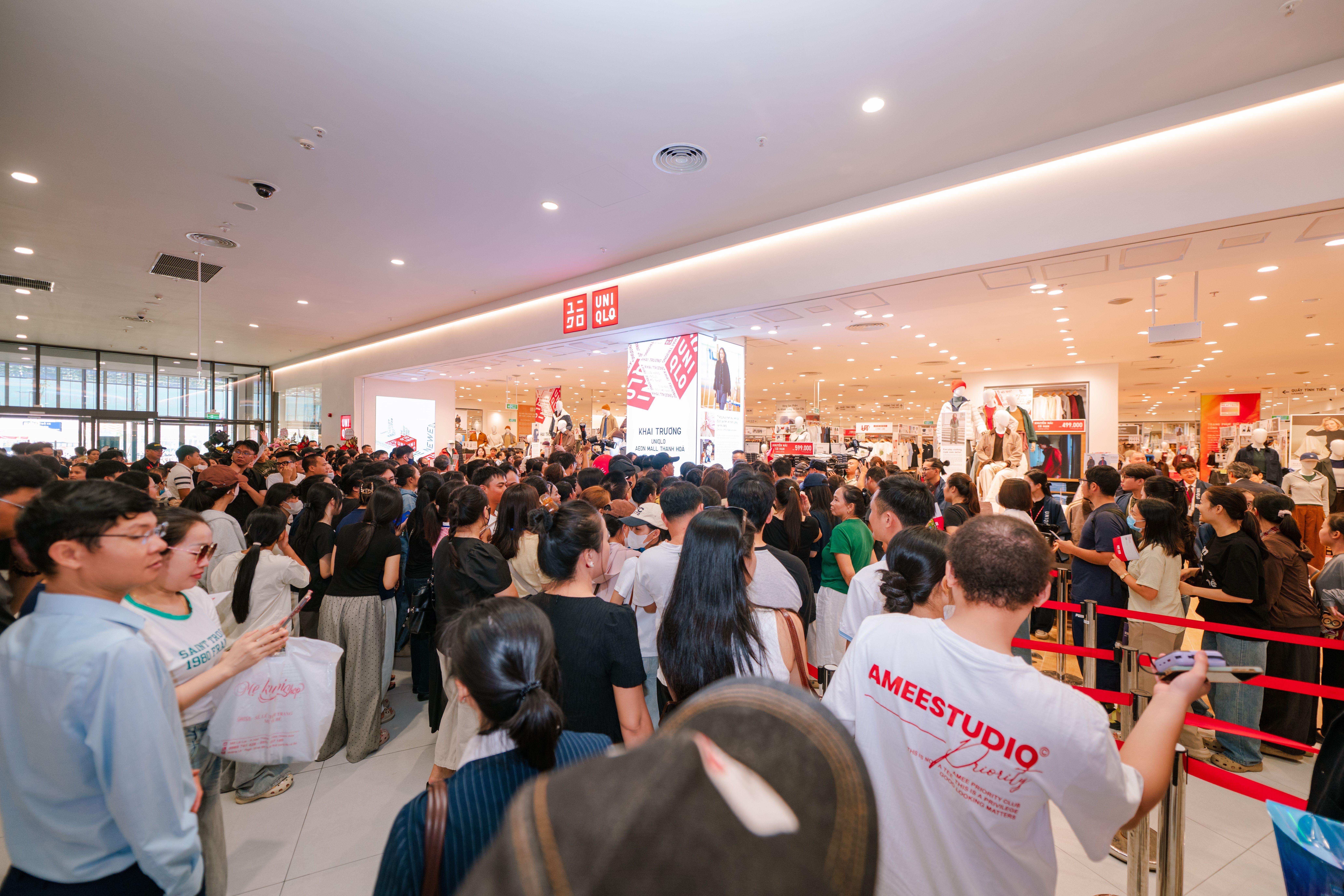 Không khí náo nhiệt tại khu vực cửa hàng UNIQLO.jpg