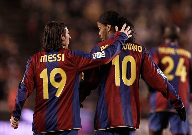 Messi sát cánh Ronaldinho trong thời kỳ Barcelona rực rỡ. Ảnh: Denis Doyle/Getty Images.