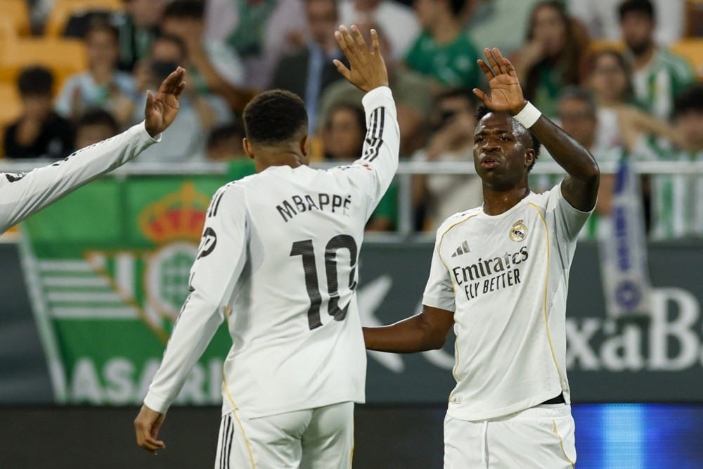 Desailly nhận định việc kết hợp Vinicius và Mbappe đang phá hỏng sự cân bằng của Real. Ảnh: EPA Images.